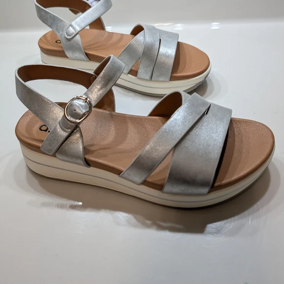 Brand New Silver Women's Sandals by Diba Size 7.5M - Picture 2 of 8